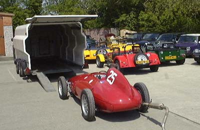 A maserati warming up, and a posse of se7ens